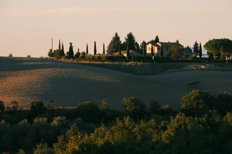 La cascina tra le colline al tramonto