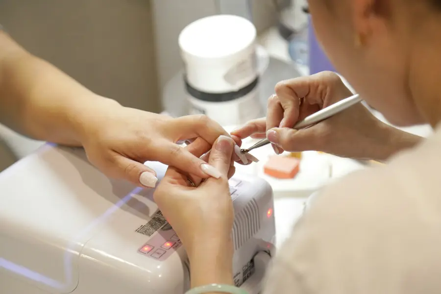 Una manicure in corso